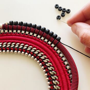 Collier tendance rouge et noir ÚTICA orné de perles et de chaînes 5