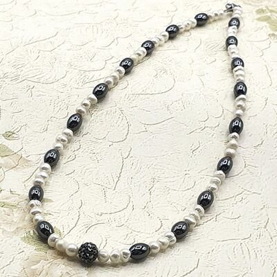 Necklace Elin freshwater pearls and hematite