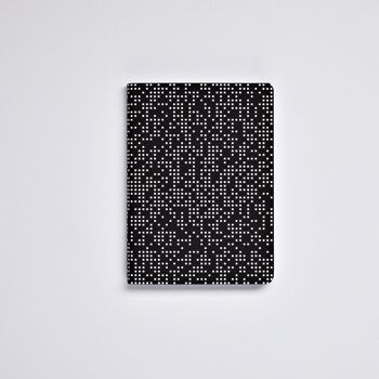 Analogique - Graphique S | carnet nuuna A6 | Journal pointillé | Grille de points de 2,5 mm | 176 pages numérotées | Papier premium 120g | cuir noir blanc | produit durablement en Allemagne 9