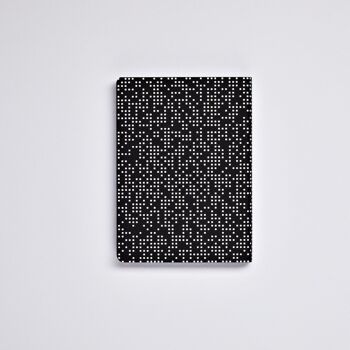 Analogique - Graphique S | carnet nuuna A6 | Journal pointillé | Grille de points de 2,5 mm | 176 pages numérotées | Papier premium 120g | cuir noir blanc | produit durablement en Allemagne 3