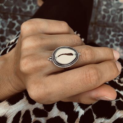 Großer Cowrie Muschel Ring mit Silber Perlen