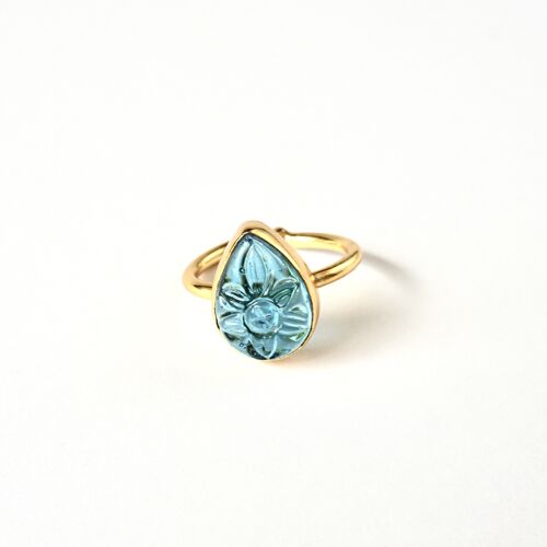 Anillo de mujer dorado con Cuarzo azul. Bisutería en tendencia. Ajustable. Dorado. Primavera. Hecho a mano. Bodas, invitadas.