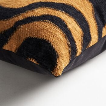 COUSSIN TIGRE MARRON 3