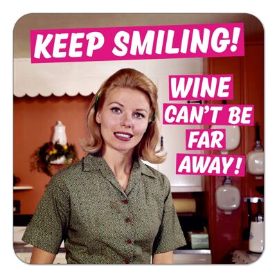 Sigue sonriendo. El vino no puede estar tan lejos Posavasos divertido