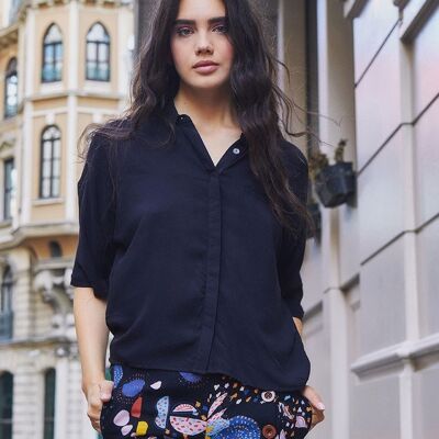 Camicia nera da donna ampia con colletto classico