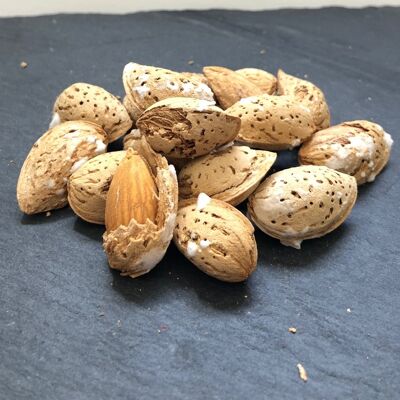 Bulk almonds in brittle shells