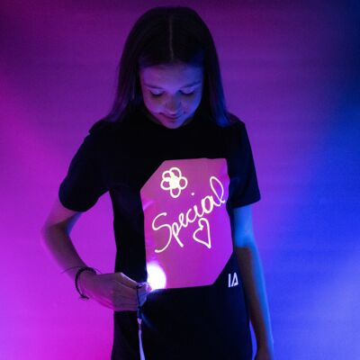 Camiseta interactiva para niños que brilla en la oscuridad - Negro con brillo rosa