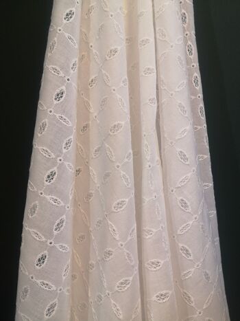 Tissu broderie anglaise motif petits croisillons coloris blanc - Lindsay-22 1