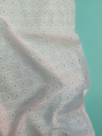 Tissu broderie anglaise motif petits croisillons coloris blanc - Lindsay-22 2