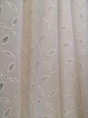 Tissu broderie anglaise motif petits croisillons coloris blanc - Lindsay-22 3