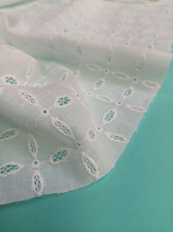 Tissu broderie anglaise motif petits croisillons coloris blanc - Lindsay-22 4