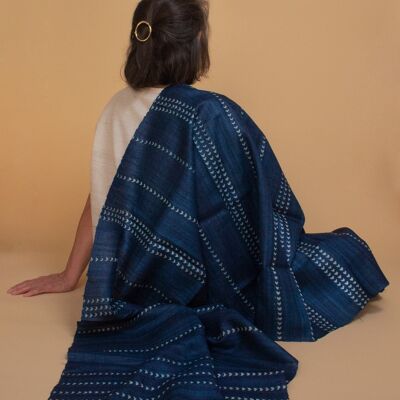 Handwoven blue silk scarf made from organic silk - traces