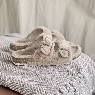 Chaussons de maison en textile beige calme