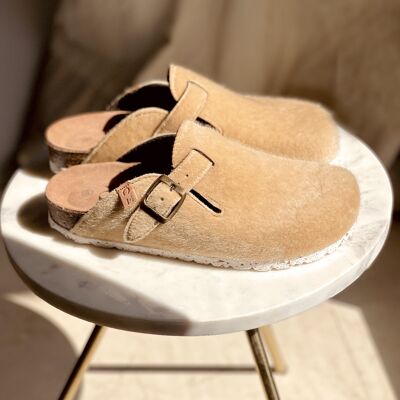 In love home slippers in beige textile