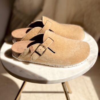 In love chaussons de maison en textile beige 1