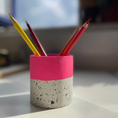 Pots à stylos colorés en terrazzo