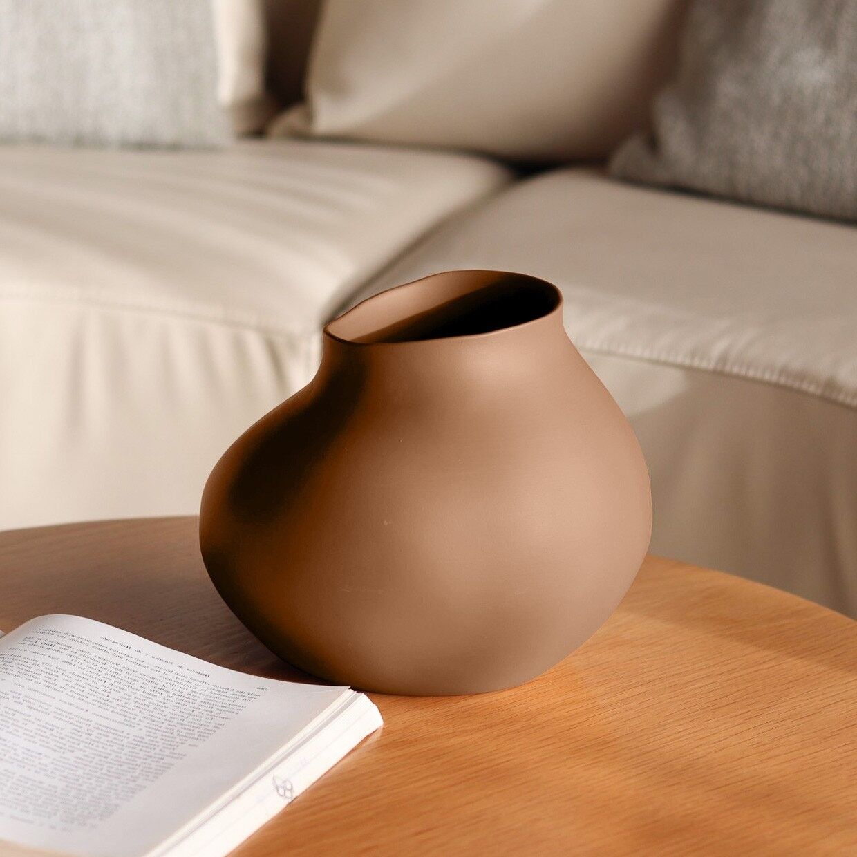 Große braune Centia-Vase