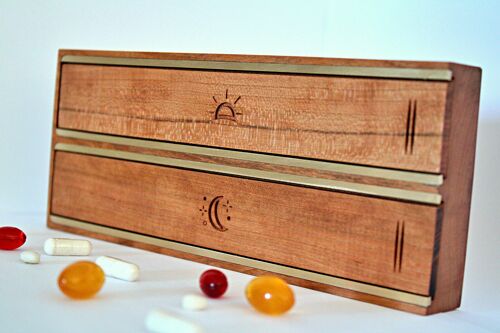 pastillero grande, grabado en madera, pastillero semanal, pastillero diario, pastillas y vitaminas, caja de madera