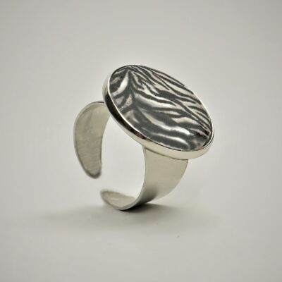 Anello cabochon in stampa animalier effetto zebra