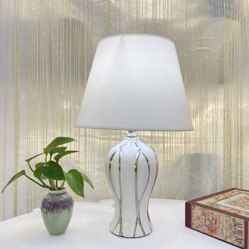 LAMPE CÉRAMIQUE BLANC/ARGENT AVEC ÉCRAN 10X10X32CM HM8521140 2