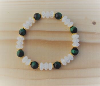 Bracelet de pierres précieuses composé de verres en cristal de roche craquelés et de boules d'oeil de tigre vertes