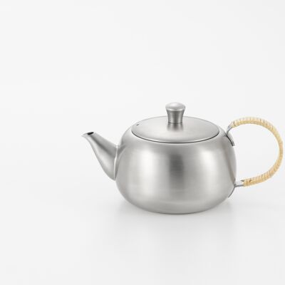 Stainless steel teapot with horizontal rattan handle