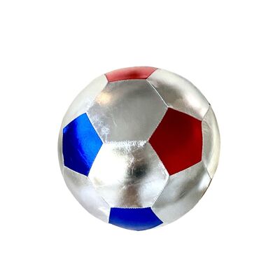 Balón de fútbol en telas azules, blancas y rojas.