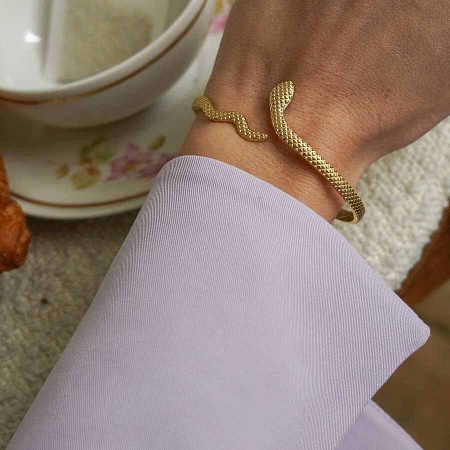 Bracciale rigido in acciaio a forma di serpente