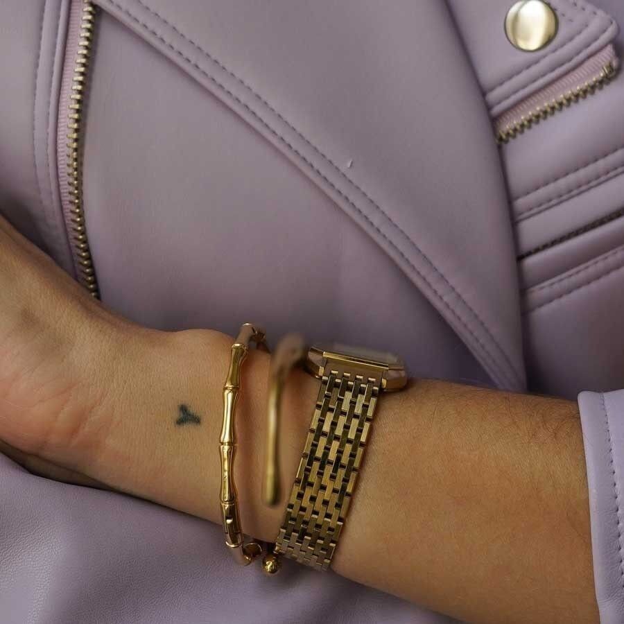 Bracciale rigido in acciaio con dettagli in linea