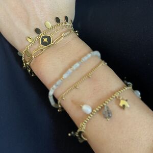 Bracelet triple chaine , maillon large pendentif carré motif étoiles et chaine à breloques ovales