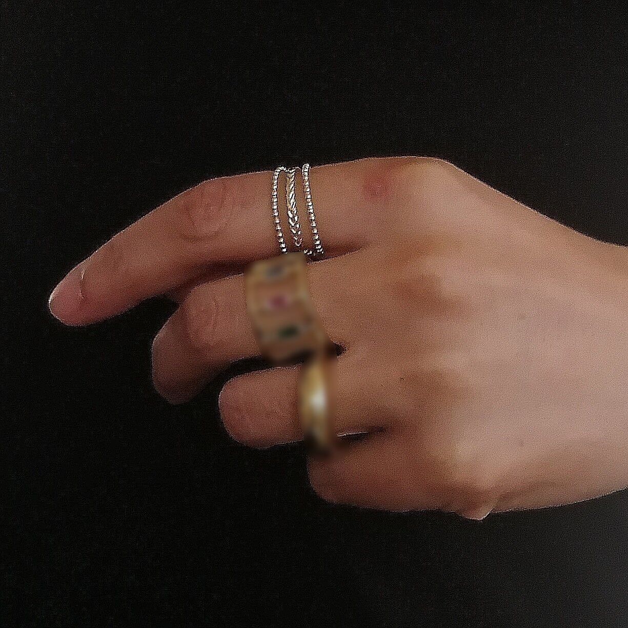 Anello regolabile a 3 file, centro intrecciato con estremità tratteggiate