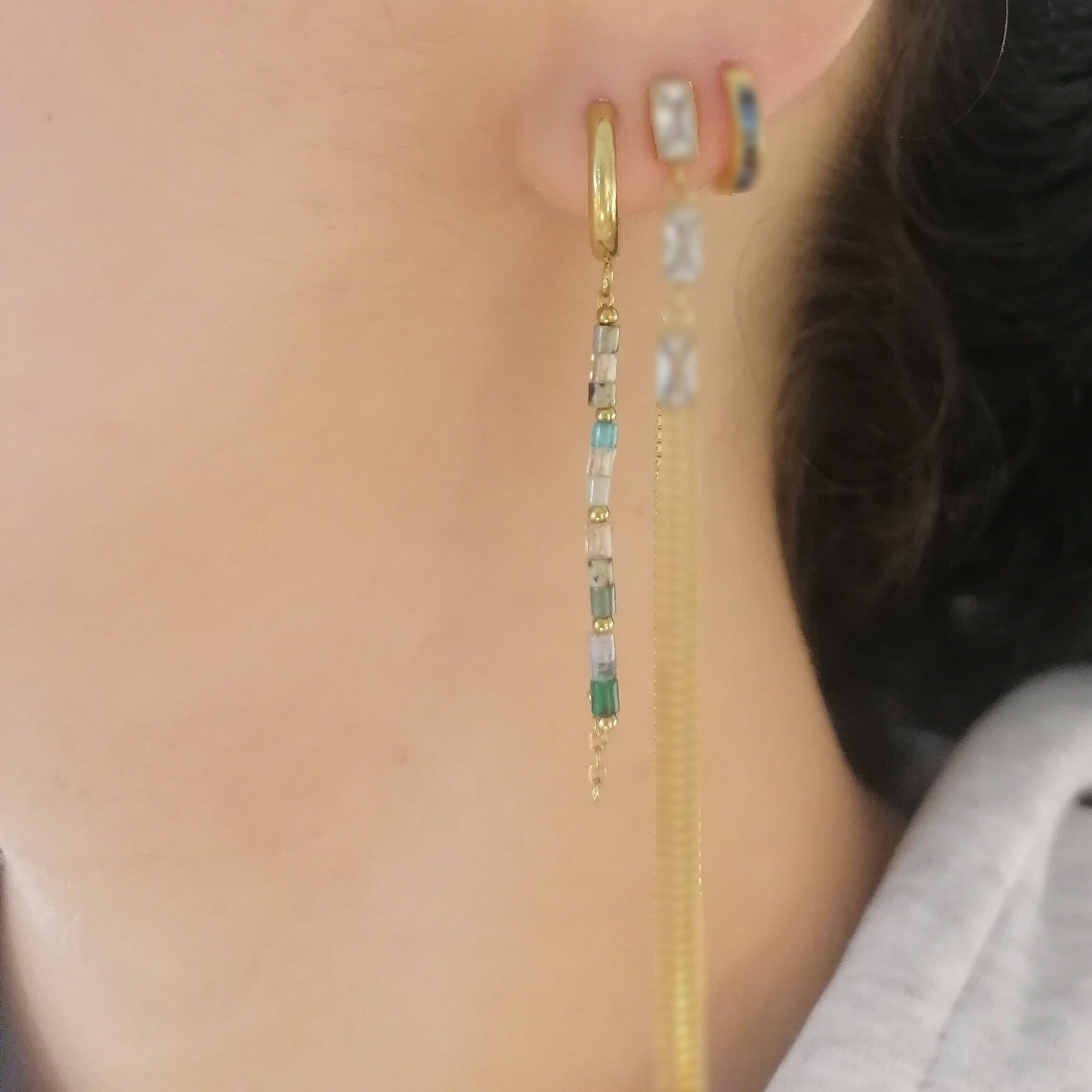 Orecchini lunghi in acciaio con catena a sfere e catena di perle