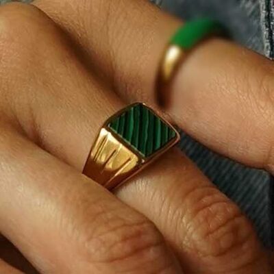 Anillo grande de acero inoxidable con piedra esmaltada a rayas