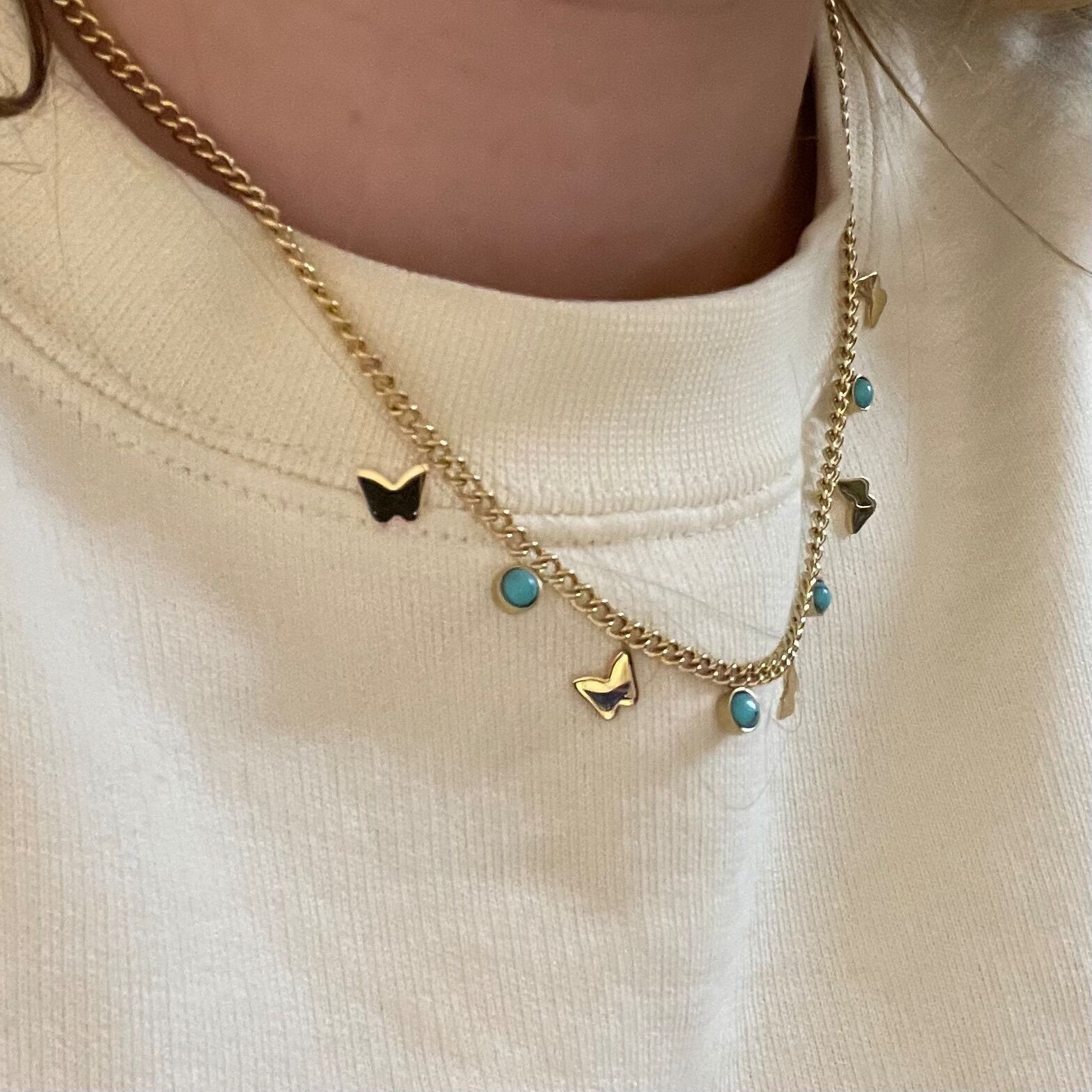 Collar de acero con dijes redondos y mariposas