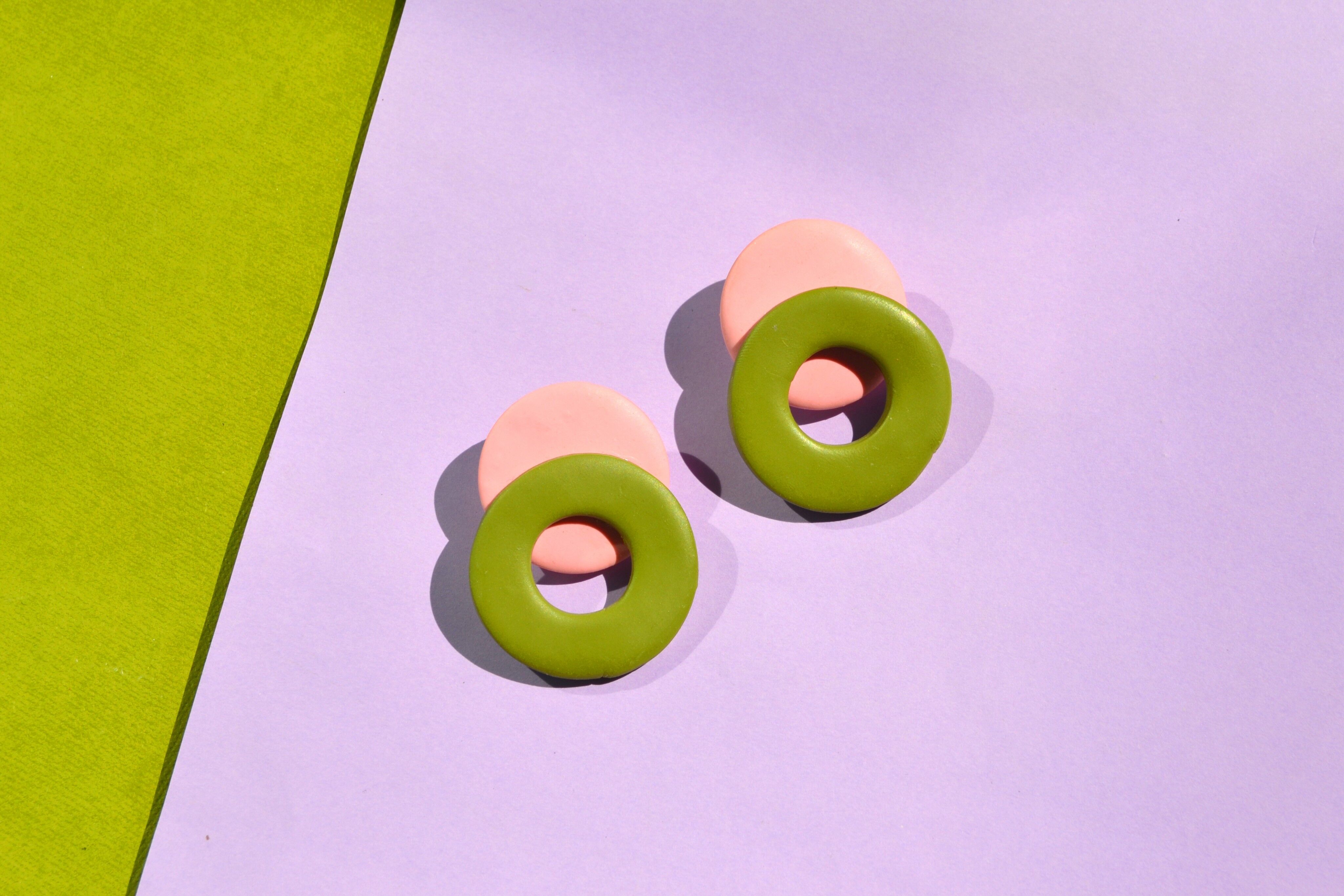 Orecchini a bottone Memphis Circle Clay, rosa e verde