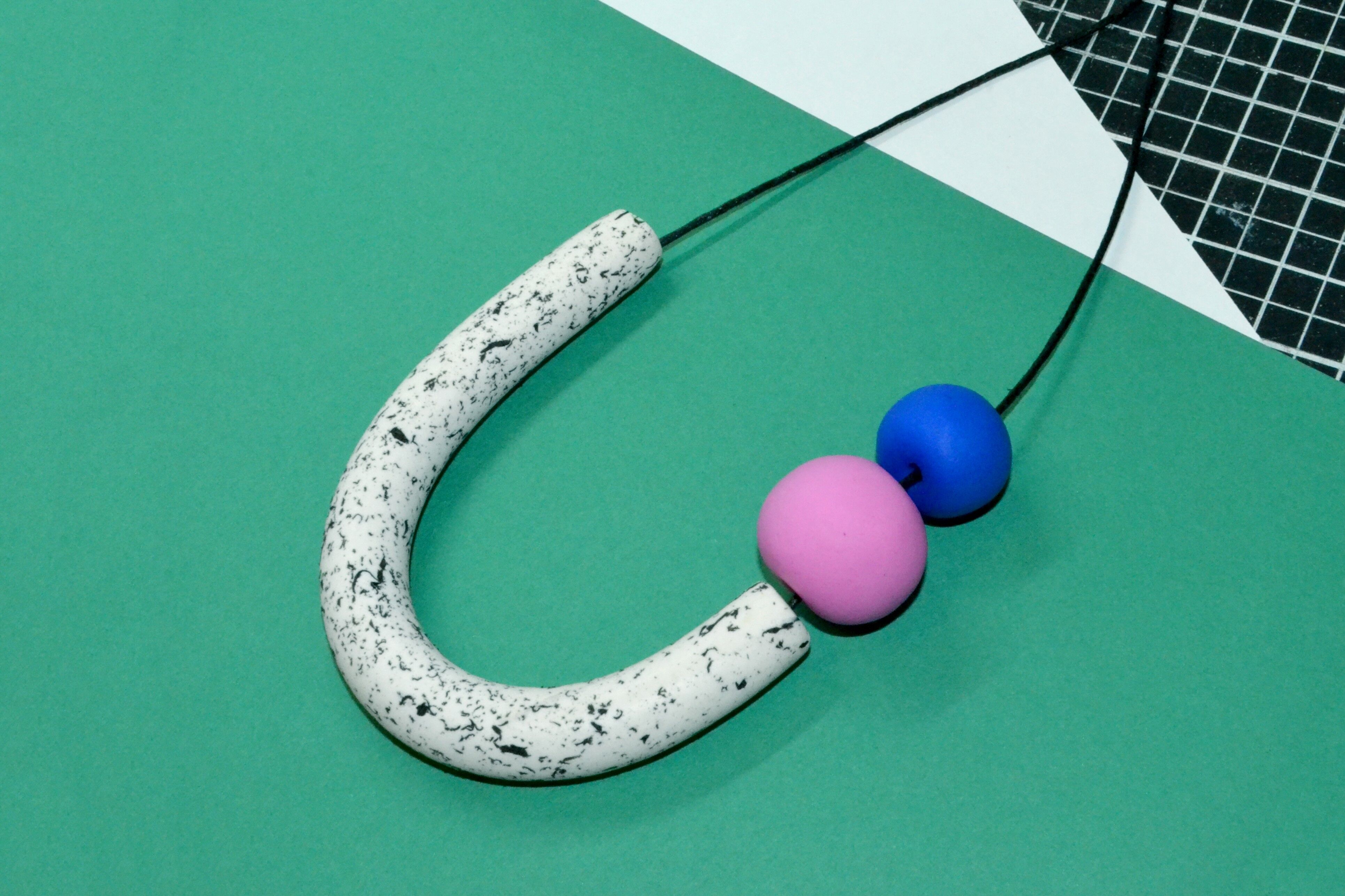 SOFIA Moderne Halskette mit Tonröhrenperlen