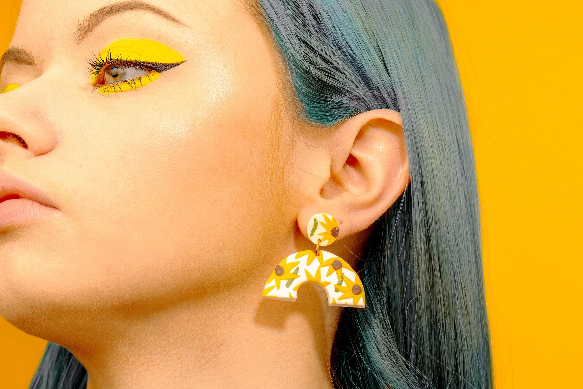 Orecchini ad arco in argilla con girasole