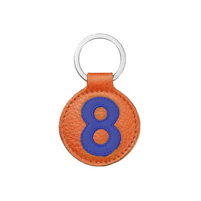Llavero azul número 8 sobre fondo naranja / Llavero azul sobre naranja número 8