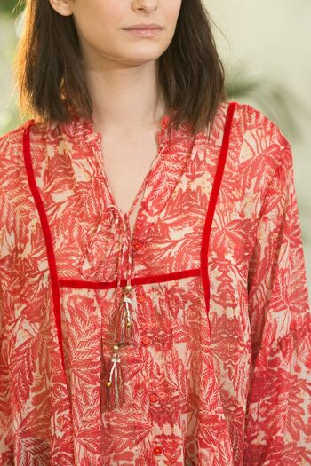 Chemise à imprimé bohémien à fleurs rouges avec cordon orné de clochettes 6