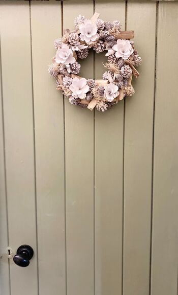 Couronne givrée de fleurs blanches et de pommes de pin 3