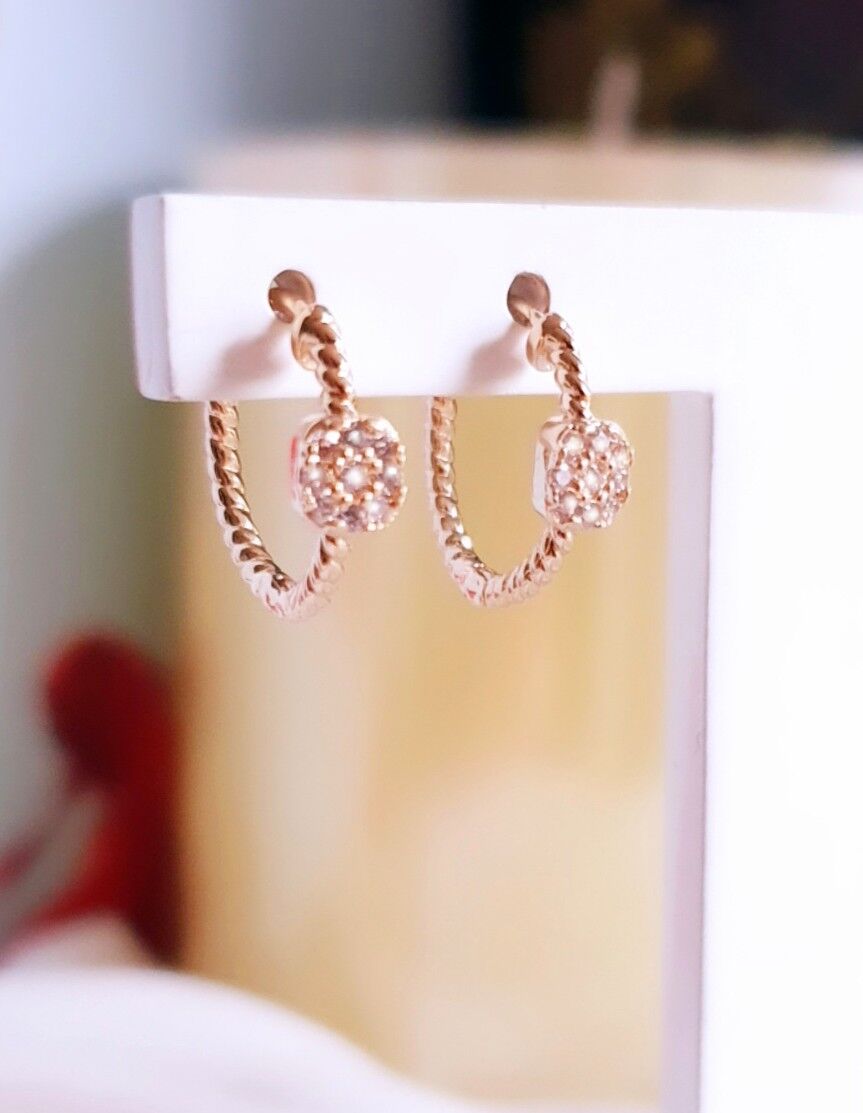 Mini orecchini a cerchio intrecciati placcati oro con una montatura quadrata con ossidi di zirconio