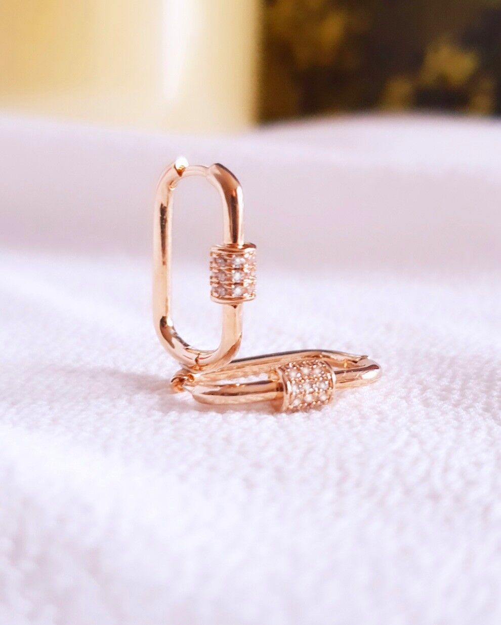 Mini orecchini a cerchio rettangolari in oro placcato e ossidi di zirconio