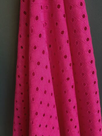 Tissu broderie anglaise motifs géométriques coloris Framboise - Danitza-22 1
