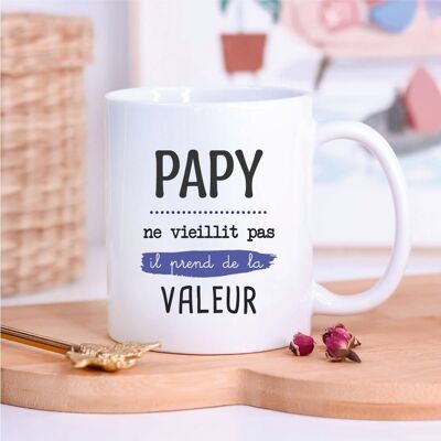 Taza blanca del abuelo que no envejece, se revaloriza