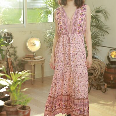 Vestido largo rosa pálido con estampado floral, botones en la parte delantera y escote en pico