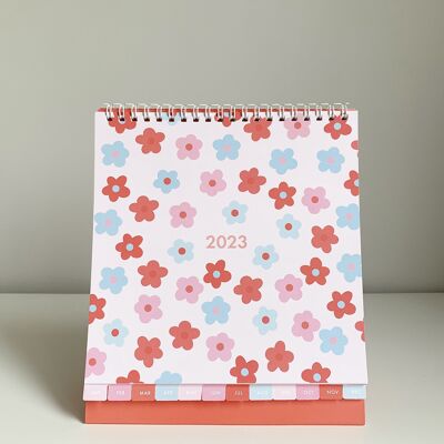 Calendario da tavolo 2023 con fiori rosa e blu, divisorio mensile, inizio lunedì