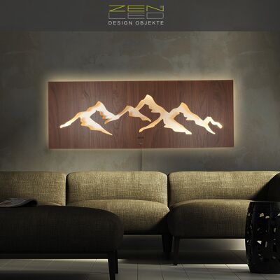 Murale a LED paesaggio di montagna modello "MONTAGNA", immagine 3D illuminata 110x40cm, decorazione da parete in metallo rustico in legno effetto legno marrone noce su lastra di alluminio spazzolato in champagne, scultura luminosa illuminata, stile country