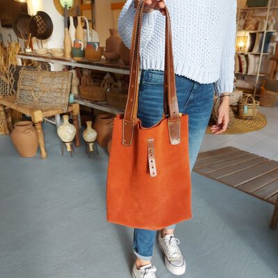 Sac à main en cuir. Fabriqué en cuir suédé 100% naturel, cuir de 1,5 mm d'épaisseur traité contre l'eau, il est imperméable. opplav CAMPAGNE. corail