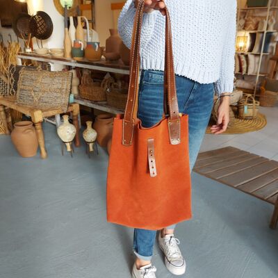 Leather handbag. Made of 100% Natural suede leather, 1.5 mm thick leather treated against water, it is waterproof. opplav COUNTRYSIDE. Coral