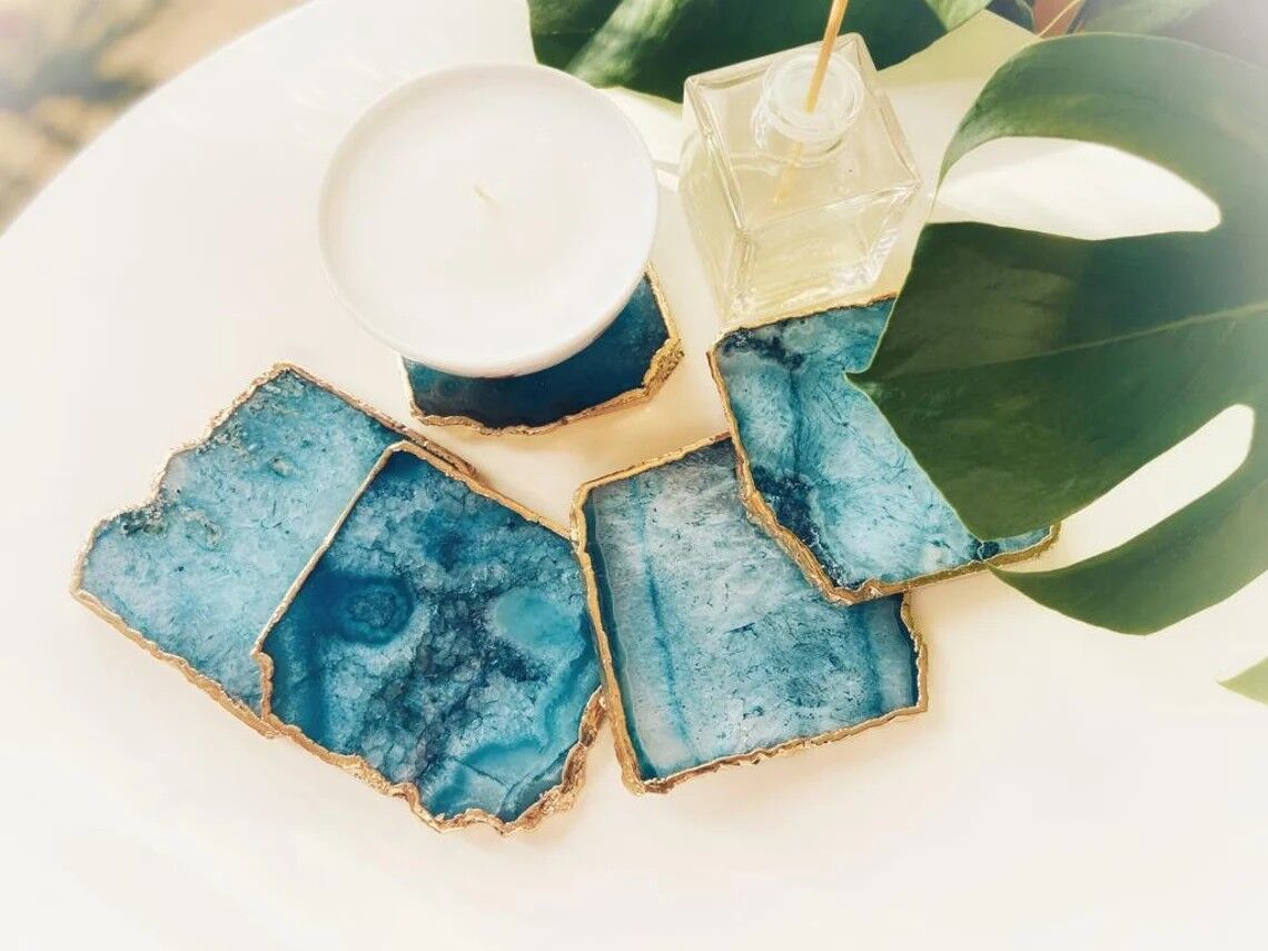 Sous-verre carré en agate bleue électrolysée en or